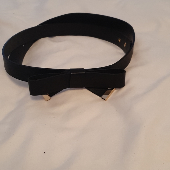 Four (4) fancy belts - Picture 2 of 5